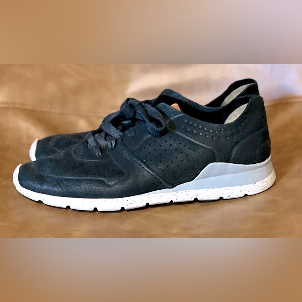 UGG Australia TYE Treadlite Black sz 7 Perforated
Leather Tennis Shoes Sneakers